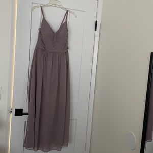 Worn once for a wedding. It’s a dusty mauve color. It is altered for 5”0-5”2